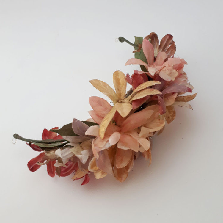 Tocado media corona de flores artificiales - modelo Jeno